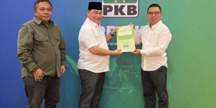 FOTO: IST/MATA KALTENG - Halikinnor saat terima rekom dari PKB.