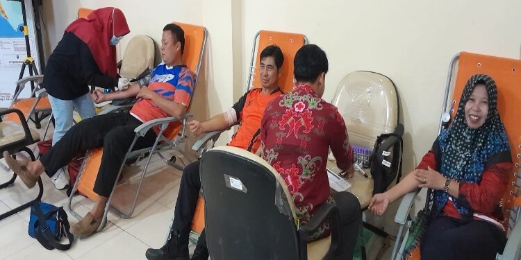 FOTO: IST/MATAKALTENG - Angota BPBD Kotim saat melakukan donor darah, Kamis 22 Agustus 2024.