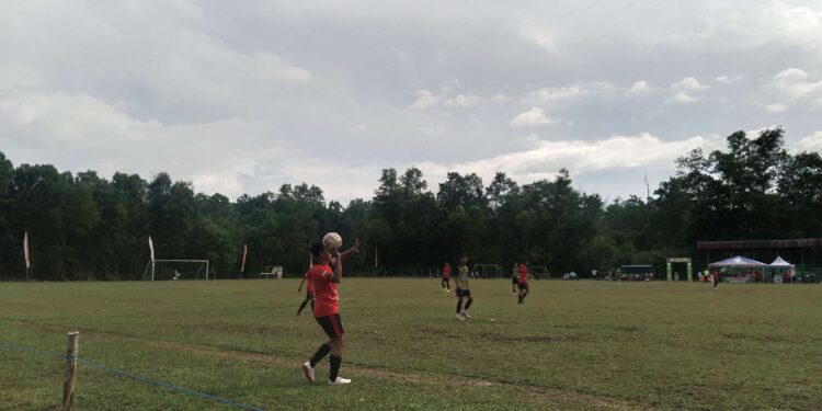 FOTO: AGUS/MATAKALTENG - Pertandingan Semi-final  antara S Parman (baju merah) vs Daniya FC.