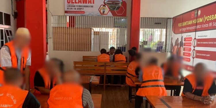 FOTO: IST/MATA KALTENG - WBP Lapas Sampit saat mendapatkan program layanan POSBAKUM (Pos Bantuan Hukum).
