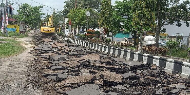 FOTO: IST/MATAKALTENG - Jalan HM Arsyad Sampit sementara di alihkan satu jalur untuk percepatan peningkatan jalan.