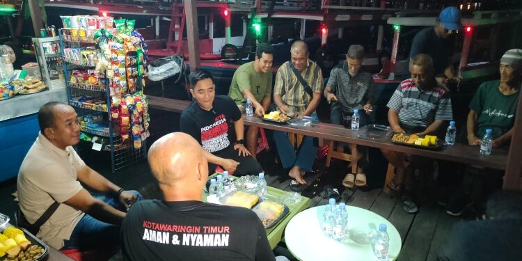 FOTO: MATAKALTENG - Kapolres Kotim saat ngopi bareng dengan awak kapal klotok di Dermaga Habaring Hurun, Rabu 21 Agustus 2024 malam.