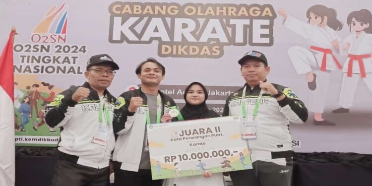 FOTO: IST/MATAKALTENG - Rania Safira Bersama Guru dan Siswi MTsN 1 Palangka Raya yang meraih Juara 2 di ajang O2SN SMP Tingkat Nasional.