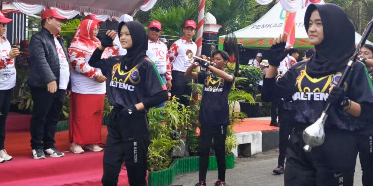 FOTO : DEVIANA/MATAKALTENG - Drumband Handep Mentaya Praja saat tampil di pawai pembangunan Kotim tahun 2024 , belum lama ini.
