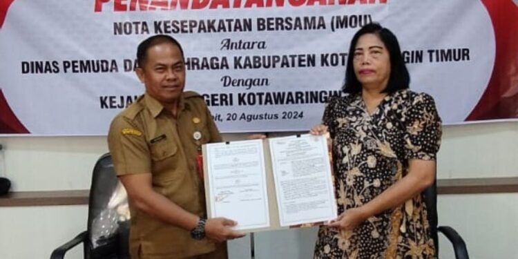 FOTO : IST/MATAKALTENG - Kadispora dan Kepala Kejaksaan Negeri Kotim saat menunjukkan kerjama kedua belah pihak, belum lama ini.