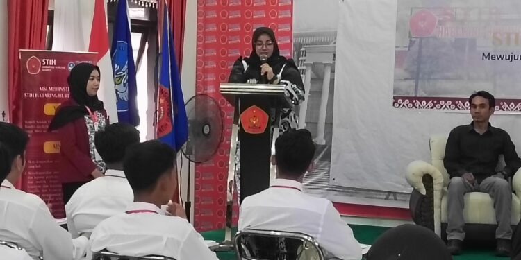 FOTO : DEVIANA/MATAKALTENG - Wakil Bupati Kotim Irawati saat sambutan di depan mahasiswa, Kamis 22 Agustus 2024.