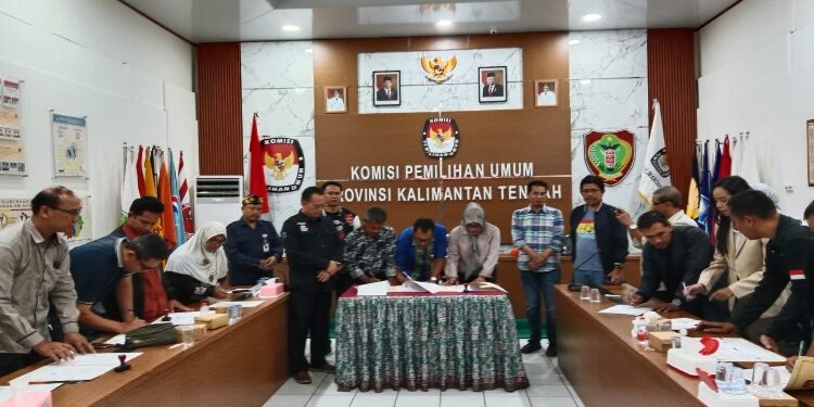 FOTO: IST/MATAKALTENG - Penandatanganan kerjasama antara Ketua KPU Kalteng Sastriadi dengan jajaran awak media di Kantor KPU Kalteng, Sabtu 24 Agustus 2024.