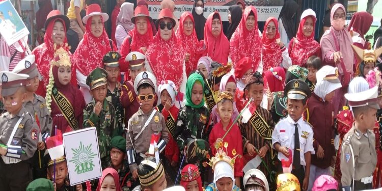 FOTO: DIAN/MATA KALTENG - Peserta pawai dari TK Aisyiyah 2 saat mengikuti pawai karnaval, Minggu 24 Agustus 2024.