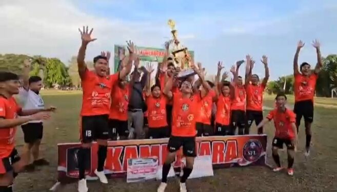 FOTO: AGUS/MATAKALTENG- S Parman FC saat merayakan kemenangan di turnamen Piala Kemerdekaan V 2024 di Lapangan antang Sampit, Sabtu 24 Agustus 2024.