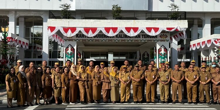 FOTO: IST/MATAKALTENG - Sekretaris Daerah (Sekda) Kalimantan Tengah, Nuryakin berfoto bersama ASN dilingkup Pemprov Kalteng.