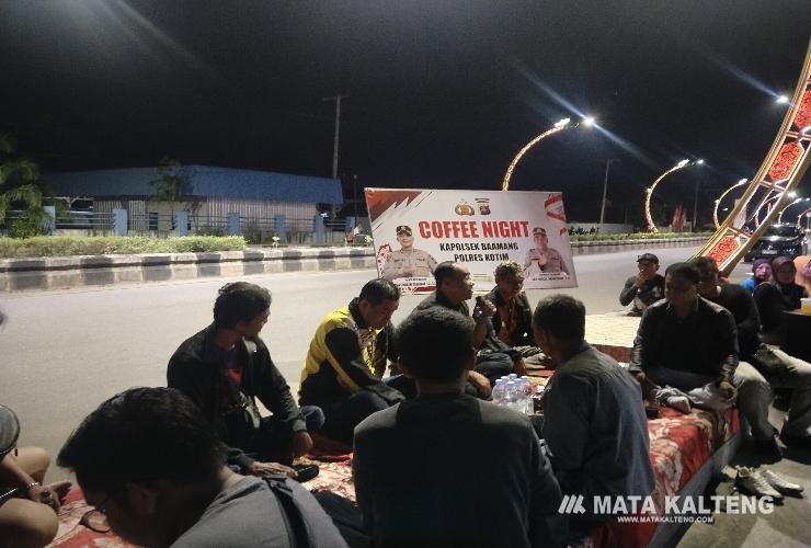 Jelang Pilkada, Kapolsek Baamang Gelar Coffee Night Bersama Pedagang Terowongan Nur Mentaya