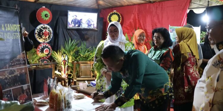 Foto: IST/MATA KALTENG - Salah satu stand karya siswa MAN dalam Expo MAN Nasional 2024 di Kota Sampit.