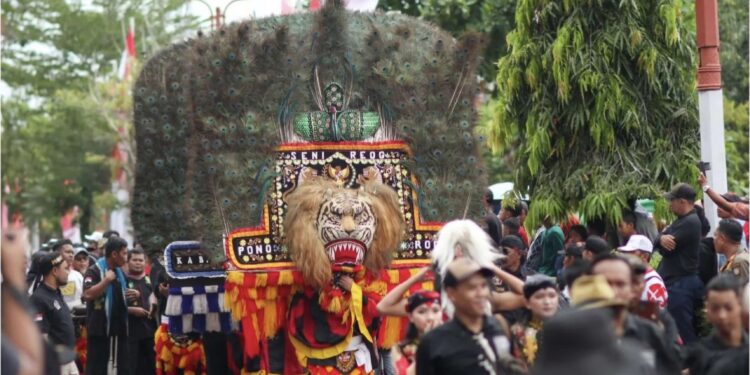 Foto: IST/MATA KALTENG - Pawai pembangunan di Kota Sampit belum lama ini.