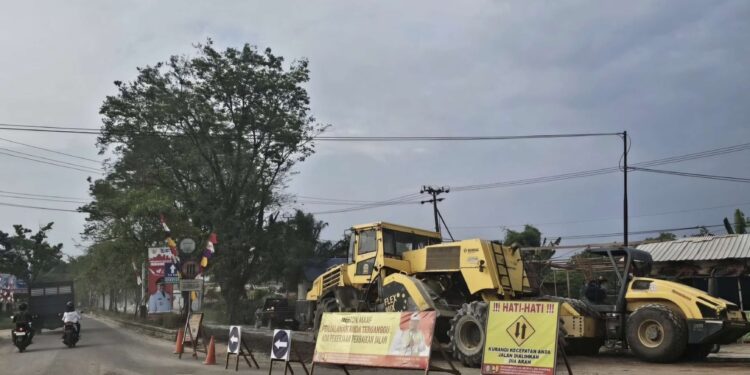 Foto: IST/MATA KALTENG - Pengerjaan perbaikan jalan HM Arsyad Sampit.