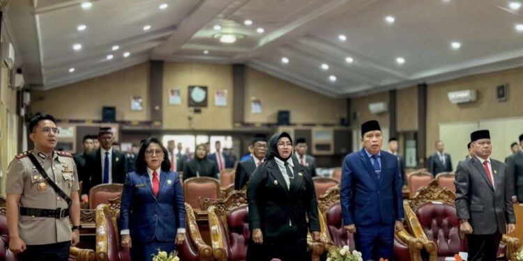 Foto:DOK/MATA KALTENG - Sekretaris Daerah Kotim Fajrurrahman (jas biru) saat mendengarkan pidato kenegaraan beberapa waktu lalu di DPRD Kotim.
