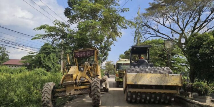 Foto: IST/MATA KALTENG - Perbaikan Jalan HM Arsyad di Kota Sampit.