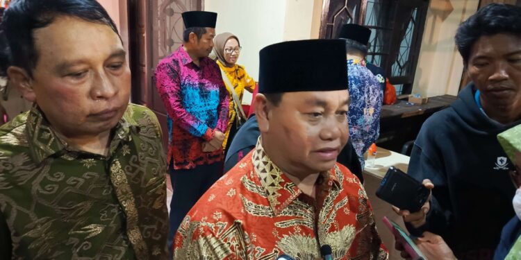 FOTO : MATAKALTENG - Bupati Kotim Halikinnor didampingi Sekda Kotim Fajrurrahman.