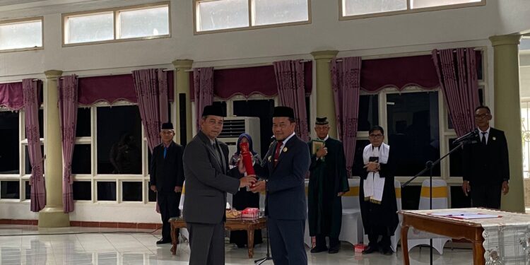 Foto : AKH/MATAKALTENG - Pj Bupati Sukamara Rendy Lesmana saat menyerahkan Surat Keputusan pengangkatan Pj Sekda kepada Yofi Yudistira.