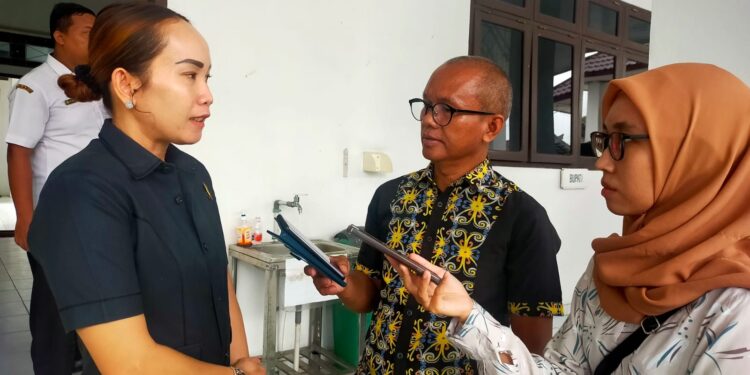 FOTO : DPRD GUMAS/MATA KALTENG - Wakil Ketua DPRD sementara Kabupaten Gumas Nomi Aprilia ketika diwawancara awak media, usai pelantikan dan peresmian kades PAW, Pj kades serta BPD PAW, pekan lalu.