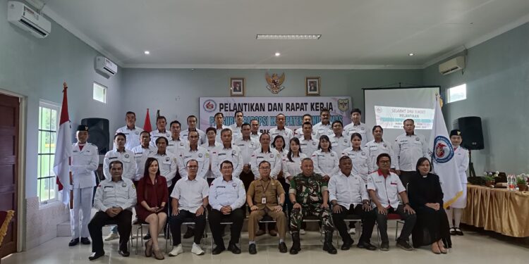 FOTO : DISDIKPORA GUMAS/MATA KALTENG - Asisten III Setda Gumas Letus Guntur didampingi Ketua Bapopsi Aprianto, ketika berfoto bersama dengan pengurus bapopsi masa bakti 2024-2028, di aula hotel zepanya, Senin, 26 Agustus 2024.