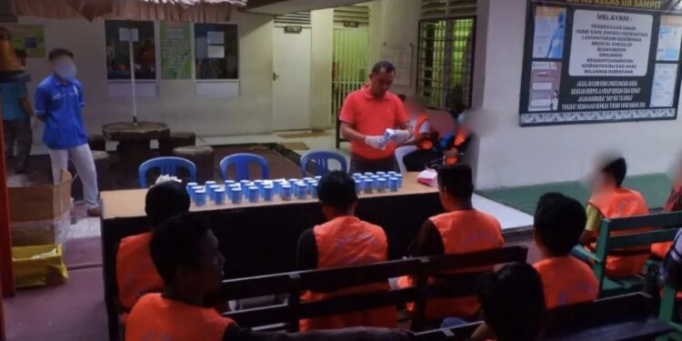 Foto: LAPAS/MATA KALTENG - Tes urine warga binaan Lapas Sampit bersama BNK Kotim.