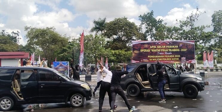 FOTO: AGUS/MATA KALTENG-  Penyanderaan Ketua PN Sampit oleh kelompok bersenjata saat  simulasi pengaman Pilkada  2024 yang dilakukan Polres Kotim. Senin, 26 Agustus 2024.