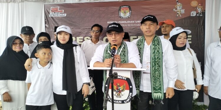FOTO: ALDI/MATA KALTENG - Pasangan M. Mukhlis dan M. Aswin saat press conference seusai melakukan pendaftaran di Kantor KPU Kabupaten Seruyan, Selasa 27 Agustus 2024.
