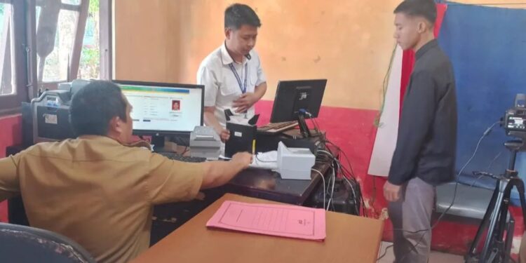 FOTO ; IST/MATAKALTENG - Proses perekaman KTP-el di kantor Disdukcapil Kotim, Selasa 27 Agustus 2024.