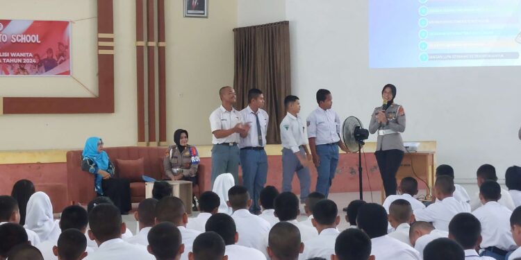 FOTO: RZL/MATAKALTENG - Jajaran Polwan Polda Kalteng pada saat memberikan materi terkait etika berlalu lintas kepada siswa SMK Negeri 1 Palangka Raya.