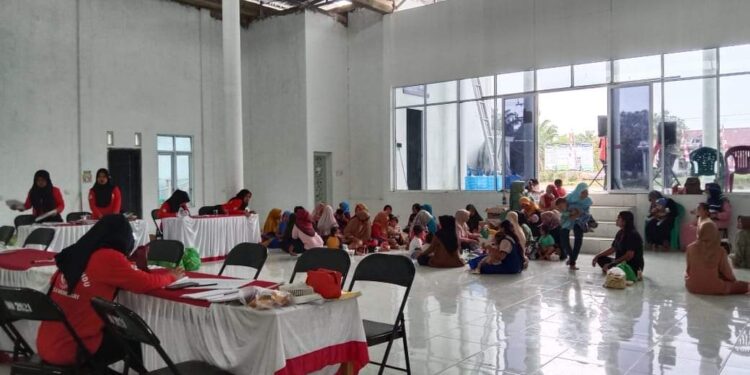 FOTO : IST/ MATAKALTENG - Kader Posyandu saat kegiatan imunisasi, belum lama ini.