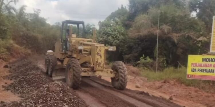 Foto: IST/MATA KALTENG - Peningkatan Jalan Kota Besi-Kandan-Camba.