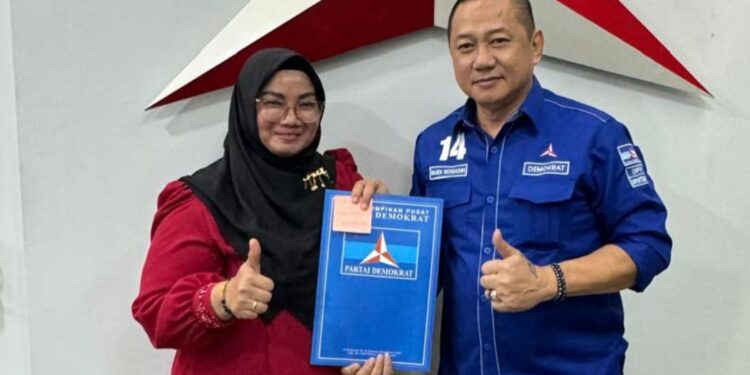 Foto: IST/MATA KALTENG - Irawati saat terima rekomendasi dari Demokrat untuk maju dalam Pilkada Kotim.