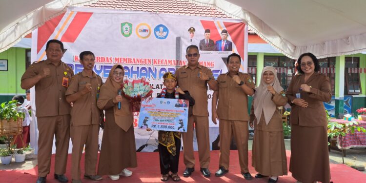 Foto: DIAN/MATA KALTENG - Penyerahan apresiasi SDN 4 Baamang Hilir yang berhasil meraih juara III dalam olahraga pencak silat pada O2SN Nasional, 27 Agustus 2024.