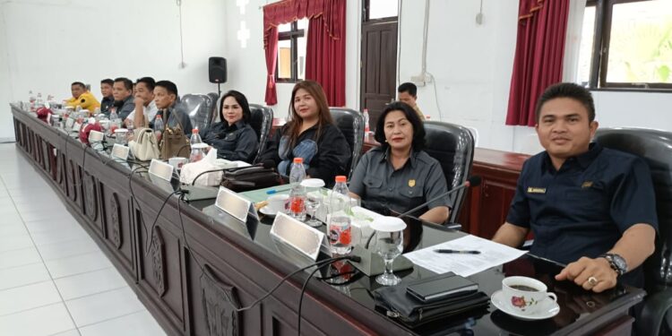 FOTO : DPRD GUMAS/MATA KALTENG - Suasana rapat intern DPRD yang membahas terkait pembentukan fraksi DPRD, yang dipimpin oleh Ketua Sementara DPRD Kabupaten Gumas Herbert Y Asin didampingi Wakil Ketua sementara DPRD Nomi Aprilia, Senin, 26 Agustus 2024.