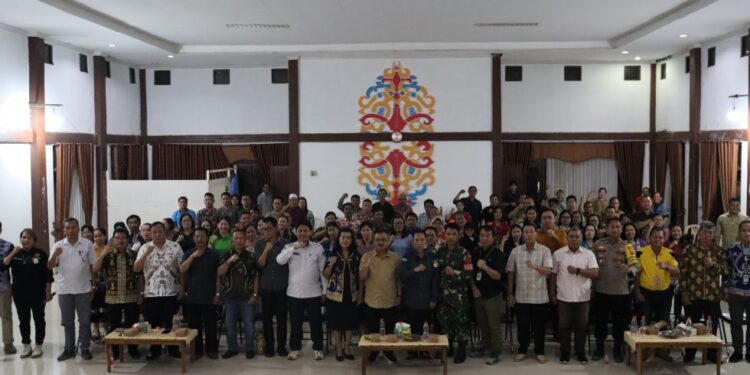 FOTO : DISKOMINFO SANTIK/MATA KALTENG - Pj Bupati Gumas Herson B Aden ketika berfoto bersama dengan camat, lurah, kades, tokoh masyarakat, tokoh agama, dan tokoh adat yang ada di Kecamatan Kahayan Hulu Utara, pekan lalu.