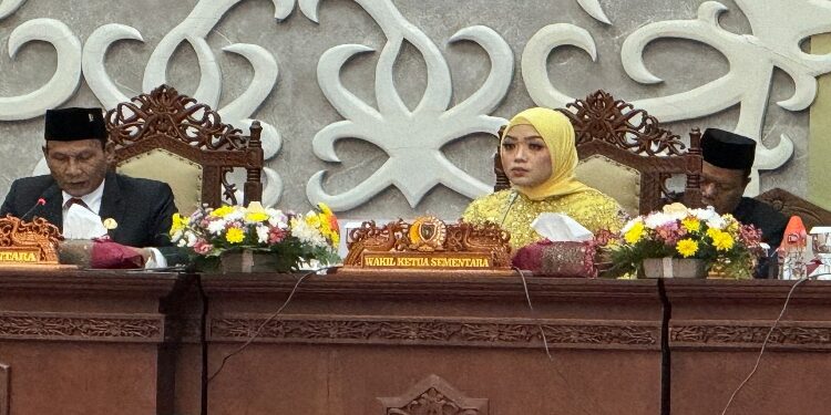 FOTO: IST/MATAKALTENG - Pimpinan sementara DPRD, Arthon S. Dohong saat memberikan sambutan. 