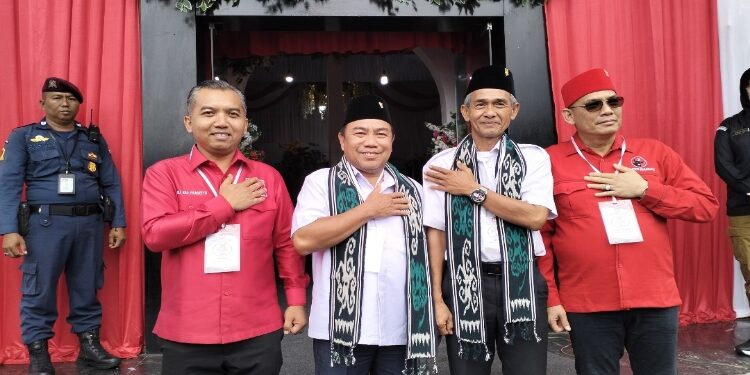 FOTO: ALDI/MATA KALTENG - Pasangan Akhmad Pajriannor (dua dari kiri) dan Totok Sugiarto didampingi Ketua DPC PDI Perjuangan Kabupaten Seruyan, Zuli Eko Prasetyo (kiri) dan Sekretaris DPC PDI Perjuangan Kabupaten Seruyan, Hadinur (kanan) saat mendaftar ke KPU Kabupaten Seruyan, Rabu 28 Agustus 2024 siang.