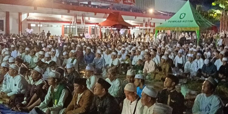 FOTO : DEVIANA/MATAKALTENG - Ribuan jamaah saat menyimak tausyiah dari Guru Udin, Selasa 27 Agustus 2024.