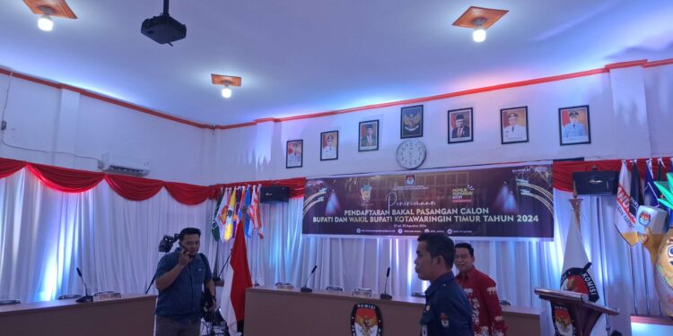 Foto: DIAN/MATA KALTENG - Suasana di lokasi pendaftaran bakal calon bupati dan wakil bupati Kotim di KPU.