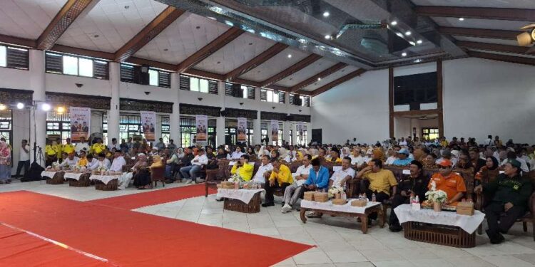Foto: DIAN/MATA KALTENG - Suasana deklarasi bakal calon bupati dan wakil bupati Kotim Sanidin dan Siyono di Gedung Serba Guna, Sampit, 28 Agustus 2024.