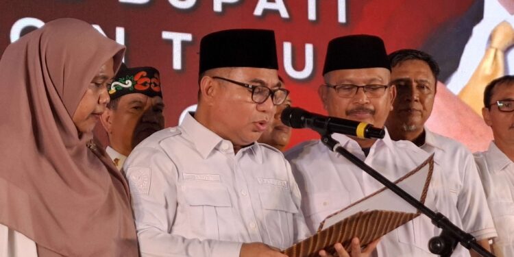 Foto: DIAN/MATA KALTENG - Bakal pasangan calon Bupati dan Wakil Bupati Kotim, Sanidin-Siyono saat deklarasi bersama di Gedung Serba Guna Sampit, 28 Agustus 2024.