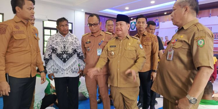 FOTO: DOK DEVIANA/MATAKALTENG - Bupati Kotim Halikinnor saat berkunjung ke Kecamatan Cempaga, belum lama ini.