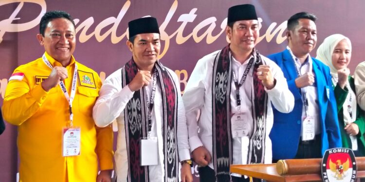 FOTO : AND/MATAKALTENG - Pasangan Cabup dan Cawabup Pulang Pisau H Ahmad Rifa'i Dan H Ahmad Jayadikarta saat melakukan foto bersama yang dihadiri oleh Ketua DPD Partai Golkar Pulang Pisau, H Edy Pratowo.