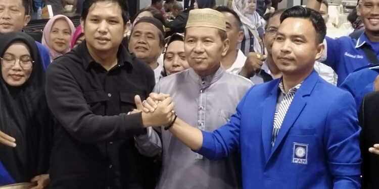 FOTO: AGUS/MATAKALTENG- Pasangan Calon Bupati dan Wakil Bupati Kotim di Pilkada 2024, Rudini Darwan Ali (Baju Hitam) - Paisal (Baju Biru) usai konfrensi pers disalah satu gedung di Sampit.