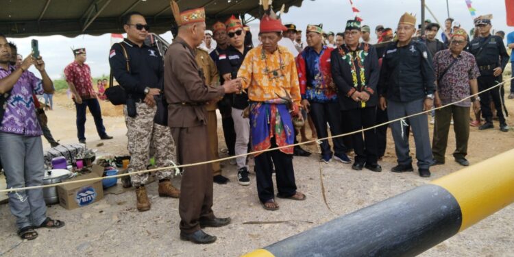 Foto: IST/MATA KALTENG - Hinting adat yang digelar Damang Tualan Hulu pada PT HAL.