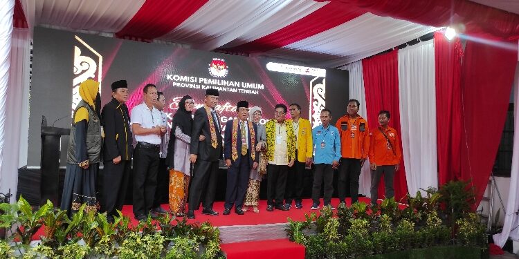 FOTO: IST/MATAKALTENG - Proses pendaftaran Pasangan calon Gubernur dan Wakil Gubernur Kalteng, Abdul Razak-Sri Suwanto di KPU Kalteng.