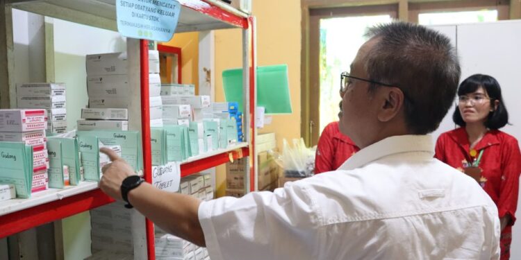 FOTO : DISKOMINFO SANTIK/MATA KALTENG - Pj Bupati Gumas Herson B Aden ketika mengecek gudang obat di Puskesmas Tumbang Marikoi, pekan lalu.