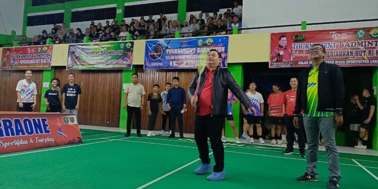 FOTO : DEVIANA/MATAKALTENG - Bupati Kotim Halikinnor saat membuka badminton, Rabu 28 Agustus malam.