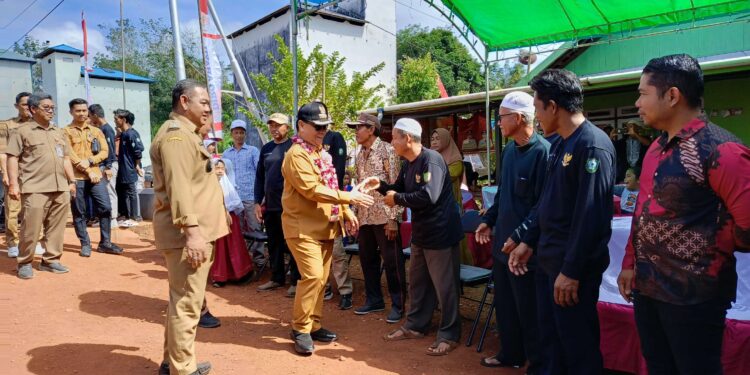 FOTO : DOK DEVIANA/MATAKALTENG - Bupati Kotim Halikinnor saat menyapa warga di desa Rasau Tumbuh, belum lama ini.