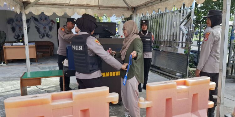 Foto: DIAN/MATA KALTENG - Pemeriksaan sebelum masuk halaman sekretariat KPU Kotim dalam rangka pengamanan proses pendaftaran kandidat Pilkada Kotim, 29 Agustus 2024.